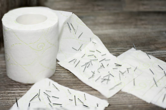 Procto-Glyvenol® - papier toaletowy ze&nbsp;szpilkami jako metafora nasilenia się choroby hemoroidalnej