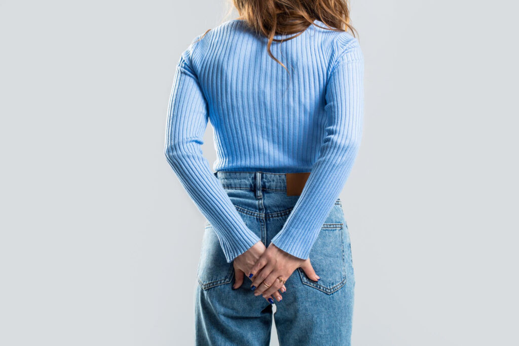 Kobieta z bolesnymi objawami hemoroidów